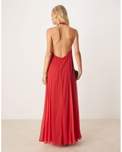 Vestido Largo Con Cuello Alto Y Falda De Godets En Contraste De Chifón De ASOS de color Red
