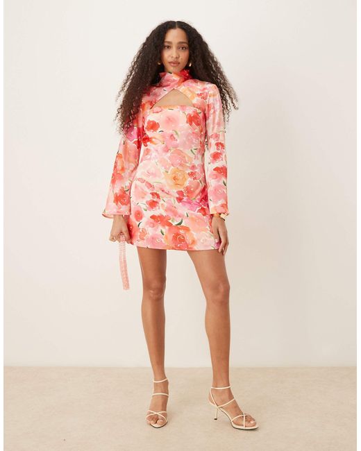 Robe courte en satin à fleurs avec découpes et col montant Y.A.S en coloris Red