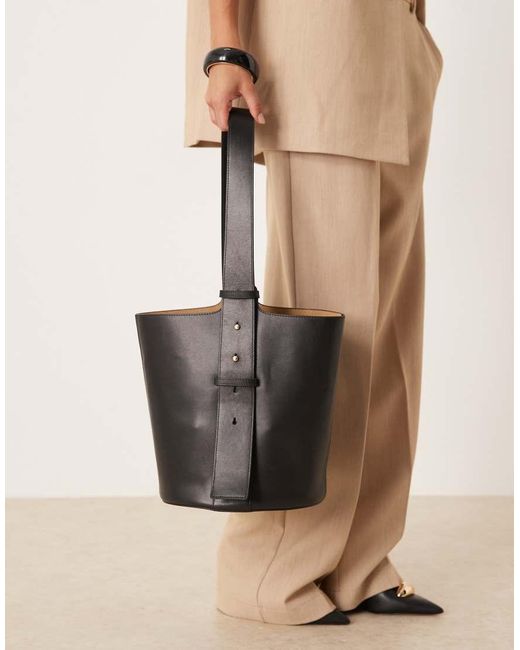Borsa Da Spalla A Secchiello Nera di Mango in Black