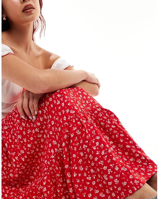Falda larga roja escalonada con estampado floral Monki de color Red