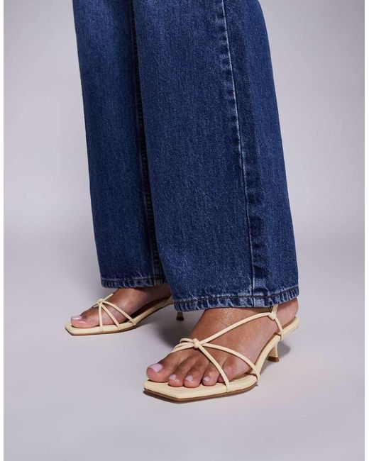 Sandalias Pastel De Tacón Bajo Con Diseño De Tiras Y Puntera Cuadrada Hanah De Simmi London SIMMI de color Blue