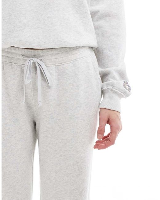 Joggers Grises De Pernera Recta Con Detalle Estampado De (Parte De Un Conjunto) Hollister de color White