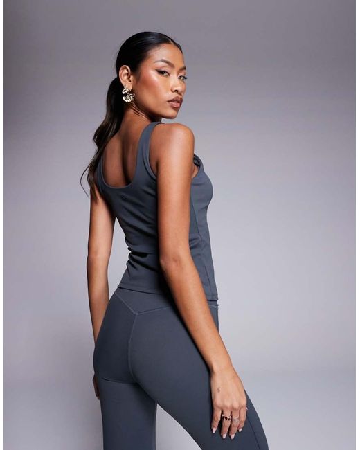 Top Sportivo Modellante Elasticizzato Color Antracite Con Scollo Rotondo di The Couture Club in Blue