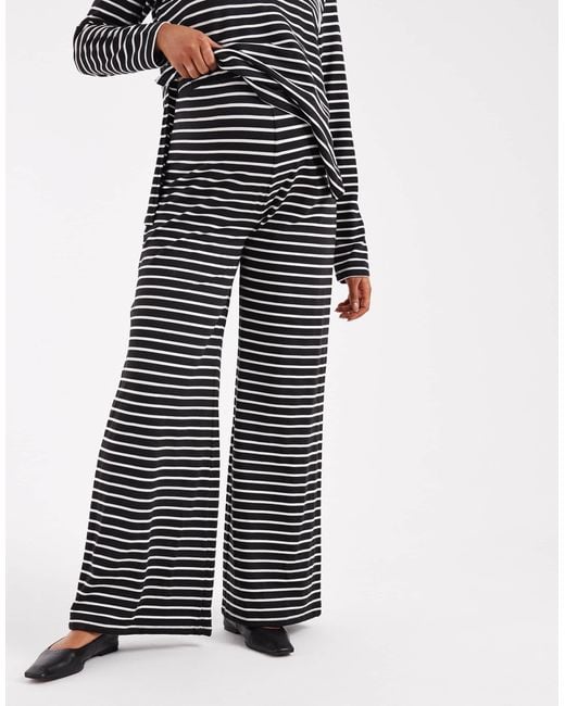Mama.licious Blue Mamalicious maternity – hose aus weichem jersey mit en und weißem streifen und weitem bein, kombiteil, umstandsmode