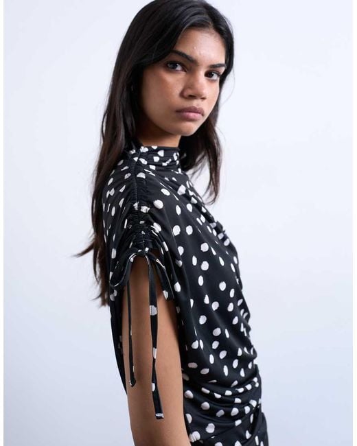 Top Asimétrico Y Fruncido Con Estampado De Lunares De TOPSHOP de color Blue