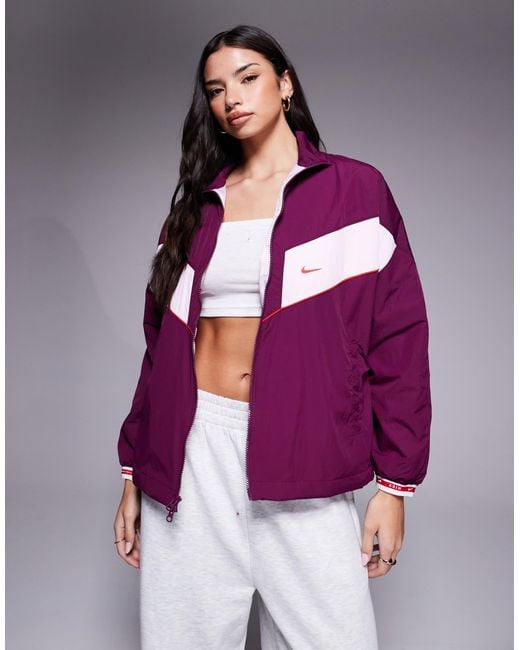 Nike Purple – gym life swoosh – oversize-jacke aus webstoff mit einsätzen