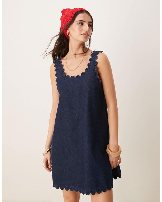 Robe courte en jean à bords festonnés - bleu brut ASOS en coloris Blue