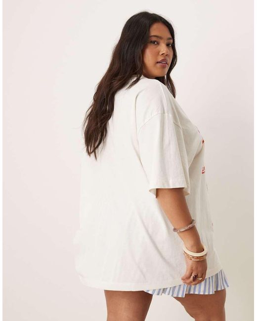 Camiseta Extragrande Con Estampado Gráfico "Berry Farm" De Asos Design Curve-Blanco ASOS de color Yellow