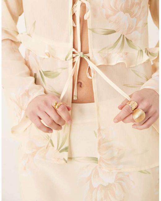 Pretty Lavish Top Van Getextureerd Chiffon Met Ruches in het Natural