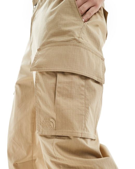 Pantaloni cargo beige con logo di The North Face in Black