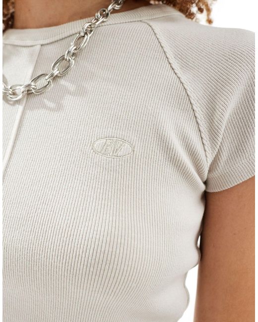 T-shirt asymétrique effet rétréci - taupe Reclaimed (vintage) en coloris White