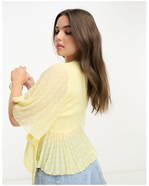 Petite - blouse cache-cœur en tissu façonné à manches courtes et ourlet à  basque plissé - citron ASOS en coloris Jaune | Lyst
