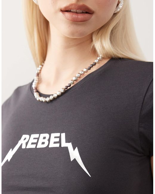 Noisy May Gray – knapp geschnittenes t-shirt