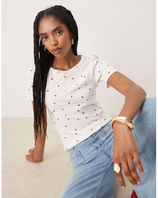 T-shirt côtelé avec imprimé cœurs rouges sur l'ensemble Jdy en coloris White
