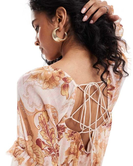 Vestido Largo Marrón Escalonado Con Estampado Floral, Bajo Asimétrico, Detalle Tipo Corsé, Volantes Y Escote Bardot De ASOS de color Multicolor