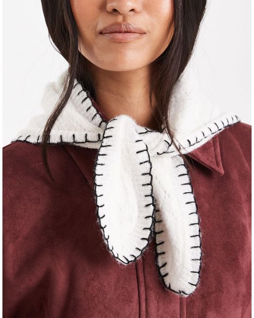 Mini foulard triangle en maille pointelle à points Miss Selfridge en coloris Red