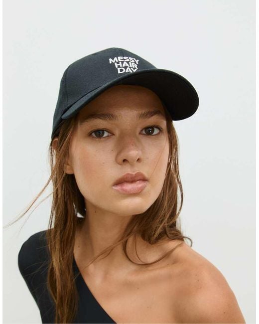 Cappellino Con Scritta Ricamata di Stradivarius in Black