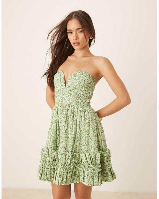 Vestido Corto Verde Con Estampado De Margaritas, Escote Palabra De Honor Y Bajo De Volantes De Algodón De LACE & BEADS de color Green
