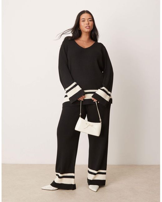 Pull d'ensemble effet contrastant en maille avec col v Pretty Lavish Curve en coloris Black