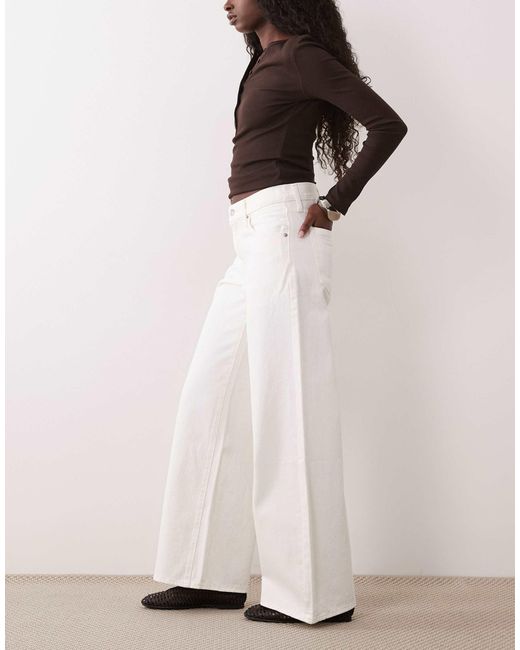 Jean denim large mi-long en Levi's en coloris White