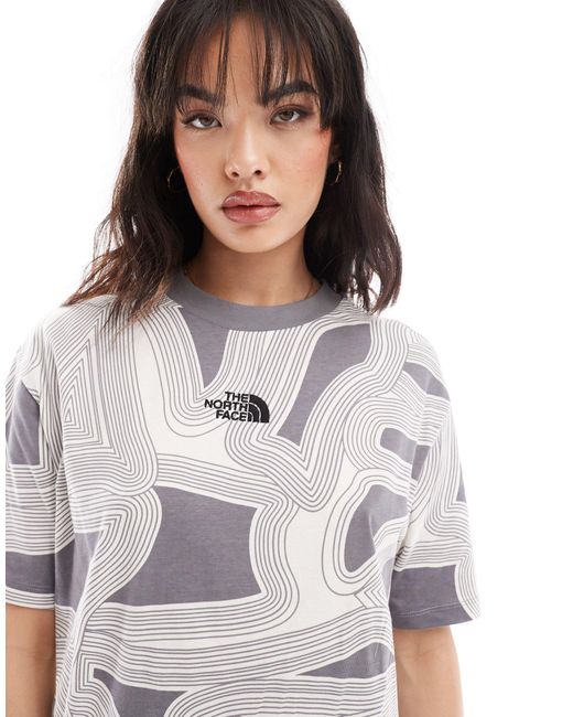 T-shirt oversize grigia pesante con motivo geometrico di The North Face in Gray