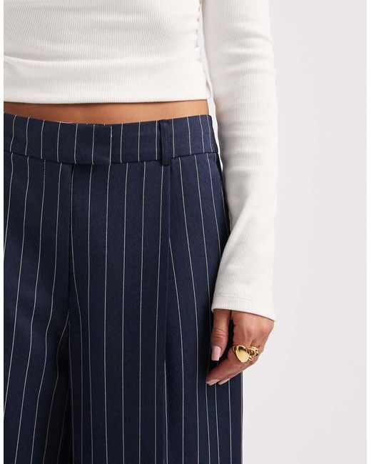 Pantaloni Sartoriali A Vita Bassa E Fondo Ampio Taglio Maschile Con Motivo Gessato di ASOS in Blue
