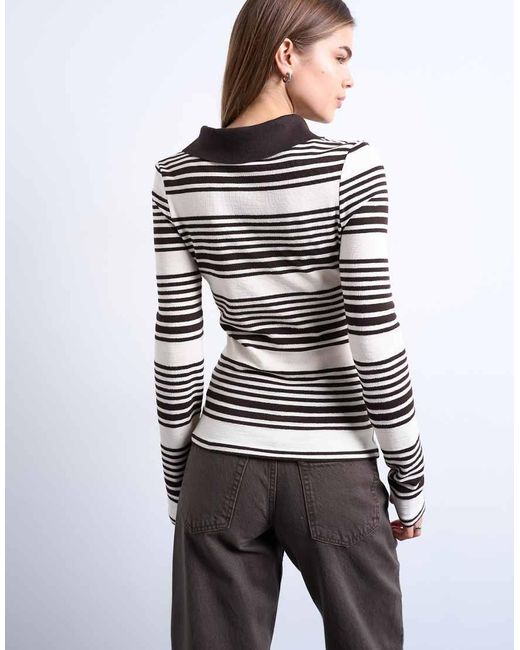 Polo Color Cioccolato Ed Écru A Righe Con Scollo A V di TOPSHOP in Gray