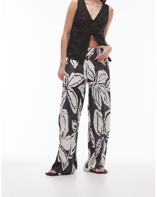 Pantaloni plissé stropicciati monocromatici con grafica a fiori di TOPSHOP in Black