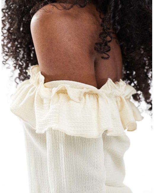 Top Con Volant E Scollo Bardot di Miss Selfridge in White