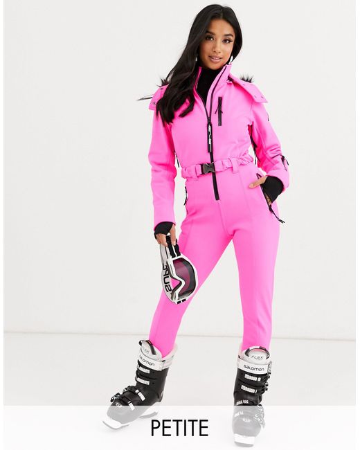 ASOS 4505 Pink Petite – Figurbetonender Skianzug mit Gürtel und Kapuze mit Kunstpelzbesatz