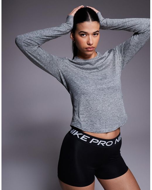 Swift - top en tissu dri-fit à manches longues Nike en coloris Gray