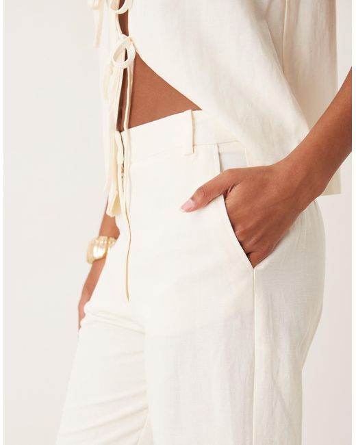 Pantalon habillé coupe droite ajustée en lin mélangé - crème ASOS en coloris Natural
