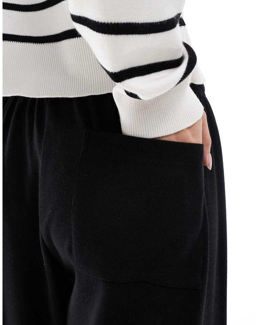 Bershka Lichtgewicht Joggingbroek Met Wijde Pijpen in het Black