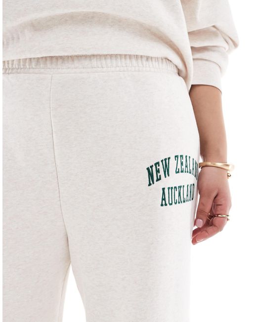 ASOS White Asos design curve – gerade geschnittene jogginghose mit "auckland"-stickerei