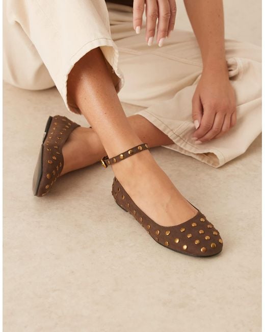 ASOS Natural – lara – ballerinas aus braunem wildlederimitat mit runder zehenpartie und nieten