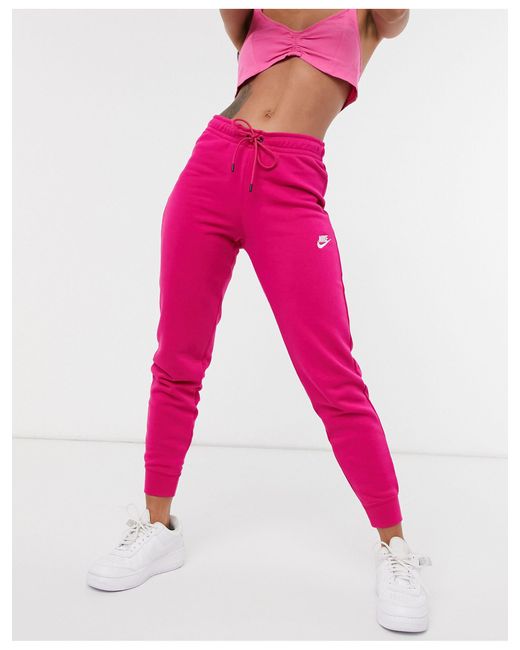 Essential - jogger près du corps en polaire - foncé Nike en coloris Pink