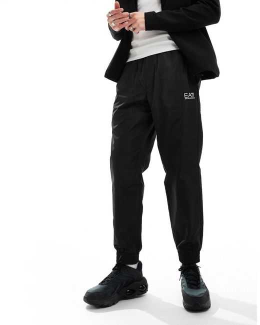 Joggers s con bajos ajustados, bolsillos, ribetes en contraste y logo EA7 de hombre de color Black