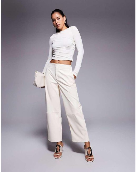 Top Ceñido Con Cuello Barco Y Detalle De Botones En El Hombro Luvinia De -Blanco Princess Polly de color White