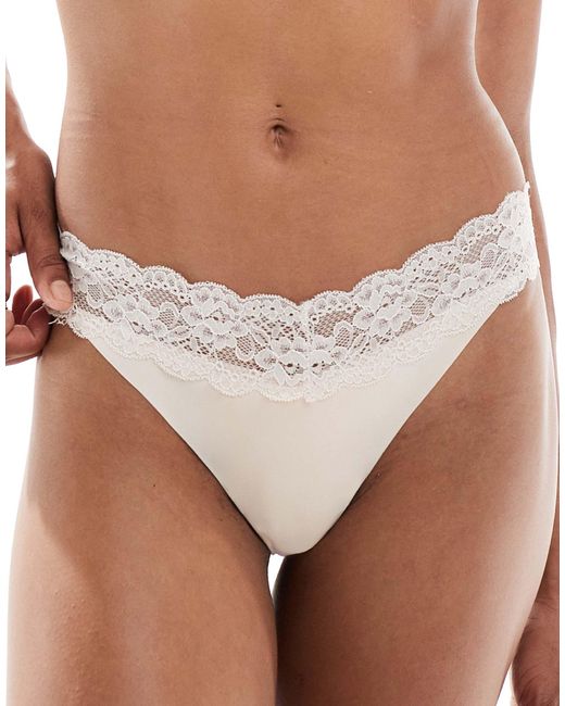 String à bord en dentelle ONLY en coloris White