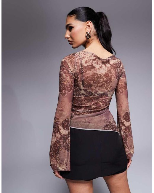 Top Asimétrico Con Mangas Acampanadas, Cordón Ajustable Y Estampado De Cachemir De Malla De ASOS de color Gray