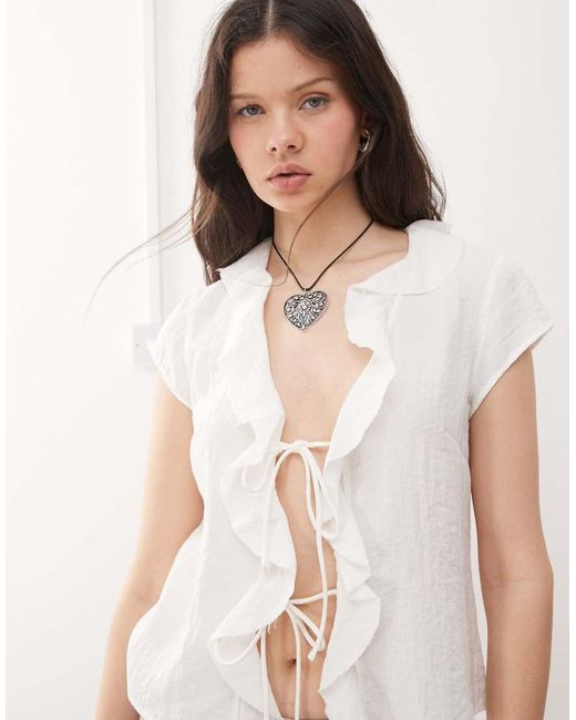 Blusa Sporco Allacciata Sul Davanti Con Volant di Weekday in Natural