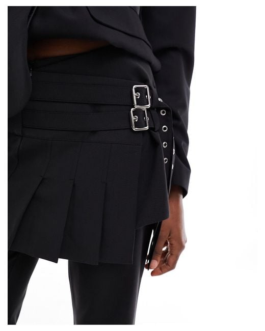 Pantalon d'ensemble avec détail jupe style kilt et boucles Collusion en coloris Black