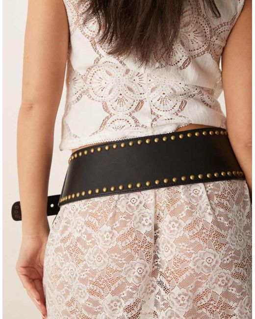 Cintura Larga A Vita Bassa Nera Con Borchie di ASOS in Brown