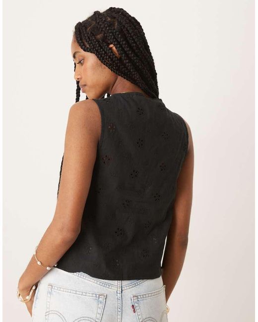 Top Con Lazada En La Cintura Y Bordado Inglés Floral Kayve De Motel de color Black