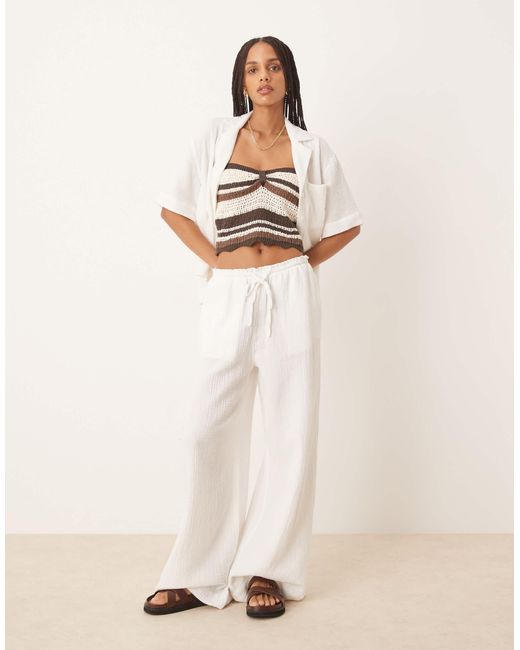 Pantalon d'ensemble décontracté en gaze avec cordon Gina Tricot en coloris Natural