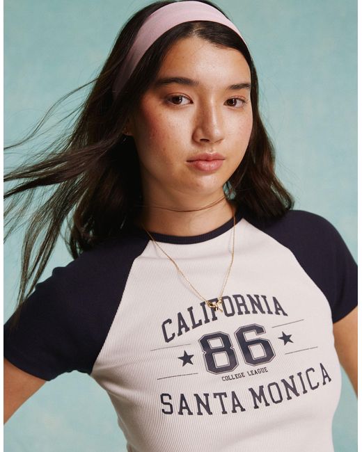 Camiseta color y azul marino con diseño encogido, manga raglán y gráfico "california" Miss Selfridge de color Black