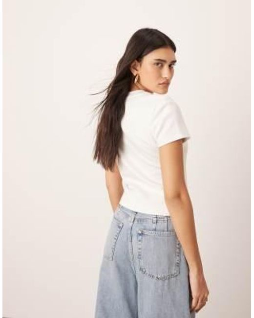 ARRANGE White – schlichtes, figurbetontes t-shirt