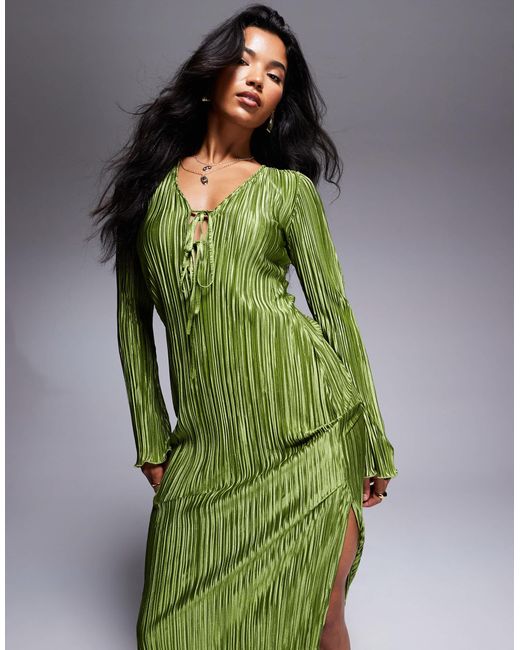 In The Style Green – exklusives, plissiertes maxikleid