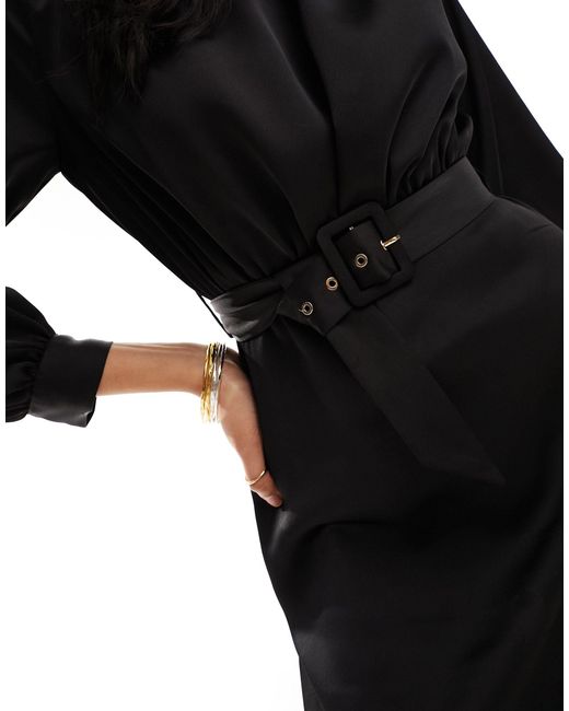 Robe courte à col montant et ceinture Closet en coloris Black