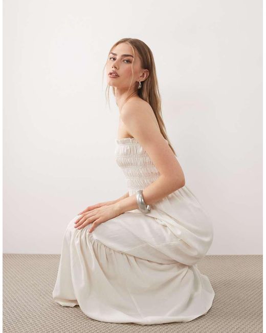 ASOS Gesmokte Maxi Bandeau-Jurk in het Natural